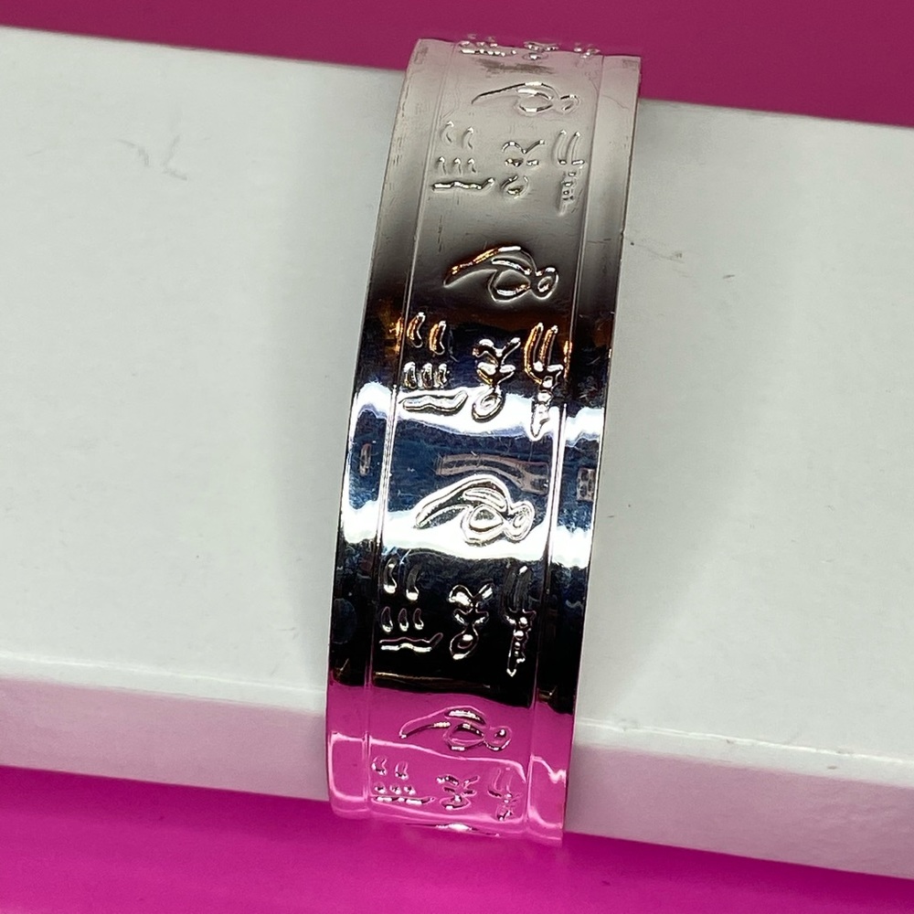 Woman silver cuff bracelet with design